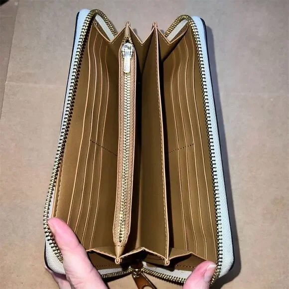 COACH Leather Wallet Zip-Around Ivory Color w Gold Hardware AUTHENTIC - Picture 4 of 5